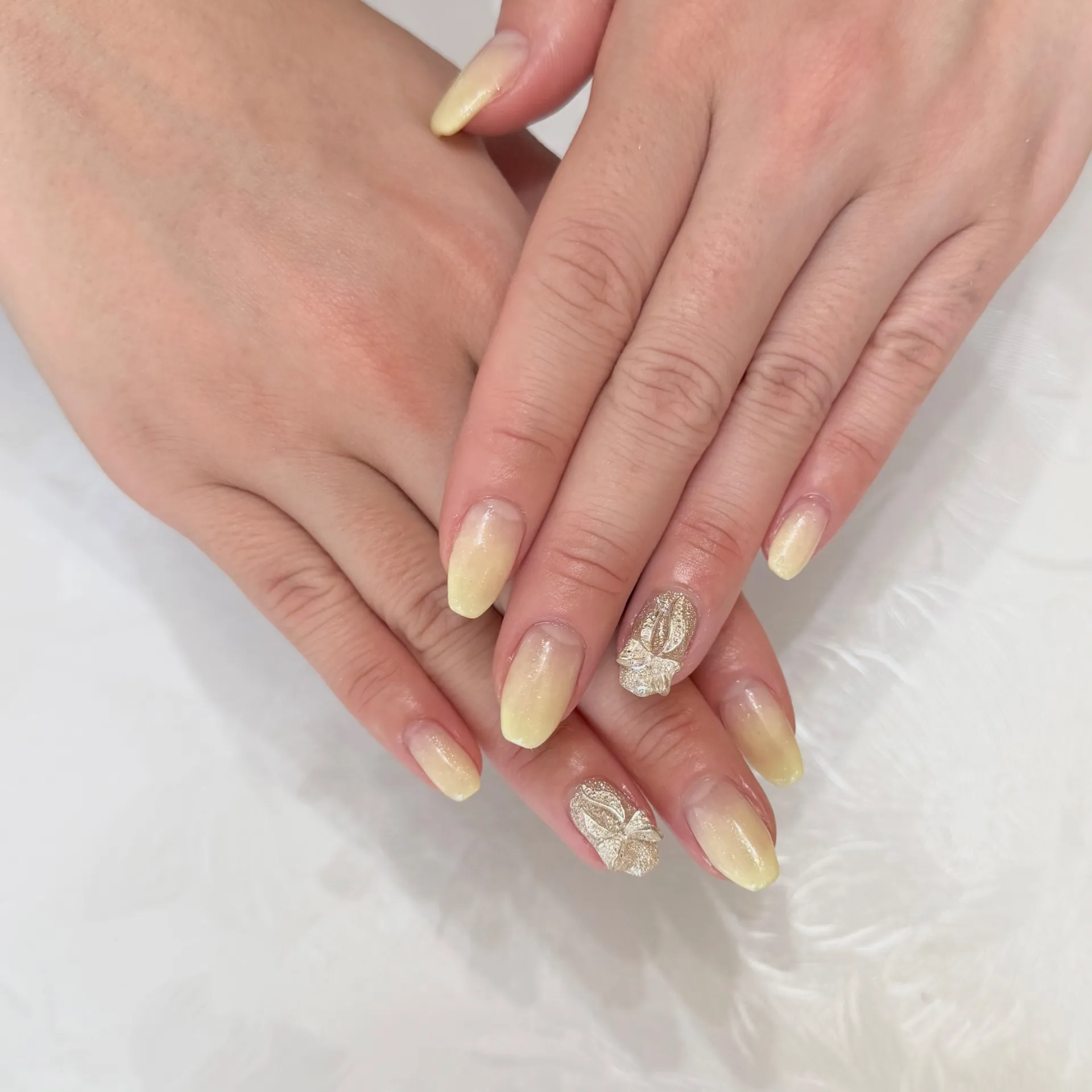 派手すぎない華やかさ◎上品イエローネイル特集