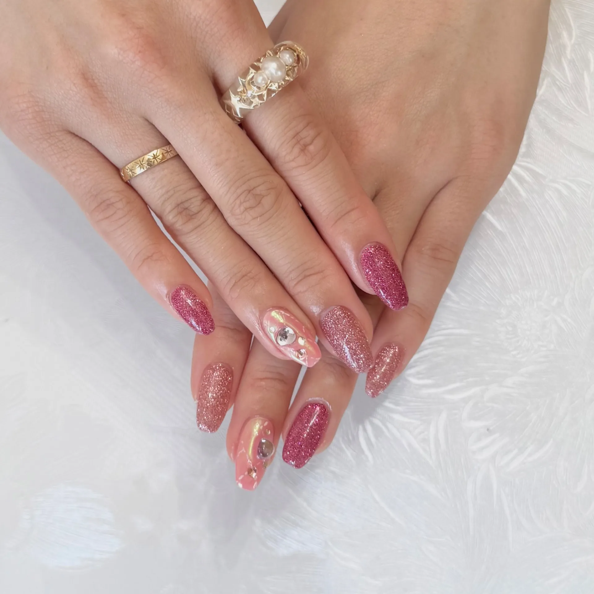 大人のための華やかラメピンクネイル